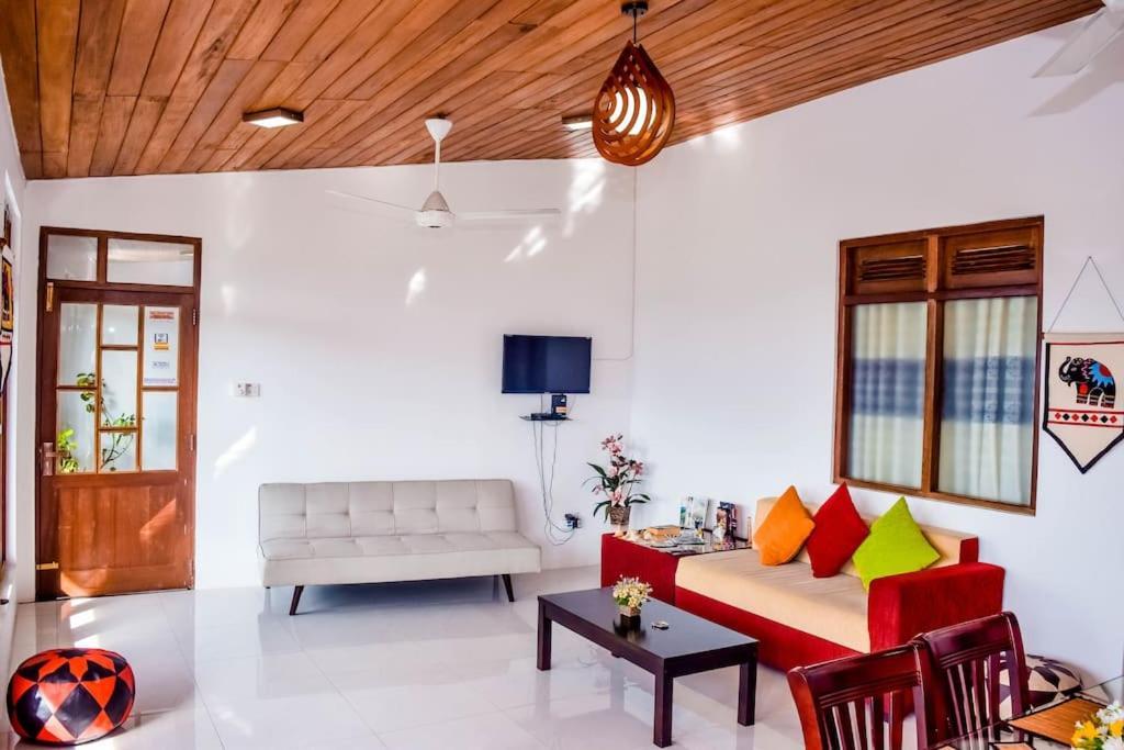 Saru Holiday Apartment - Upto 6 Guests Kandy Exteriör bild