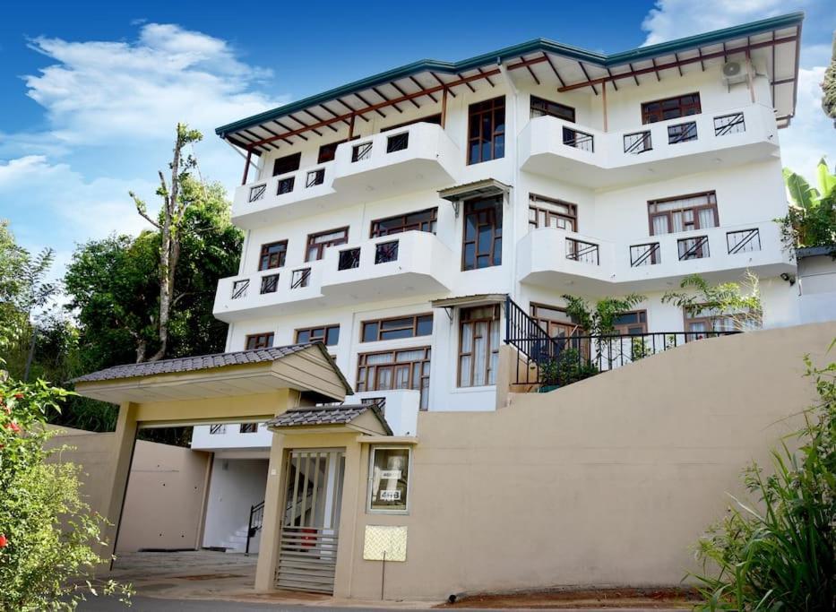 Saru Holiday Apartment - Upto 6 Guests Kandy Exteriör bild