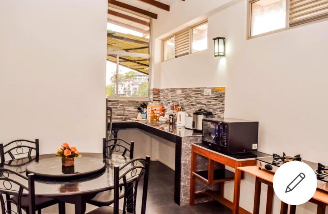 Saru Holiday Apartment - Upto 6 Guests Kandy Exteriör bild